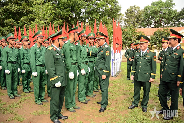 Thiếu tướng Huỳnh Tấn Hùng động viên các CSM tại lễ tuyên thệ.