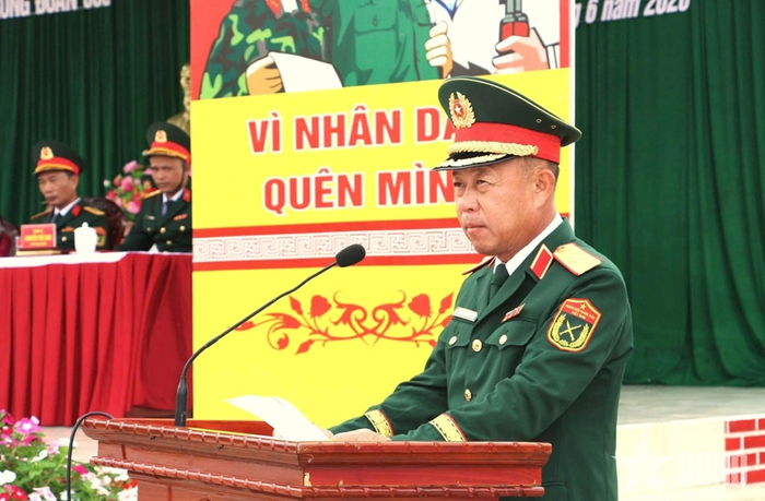 Thiếu tướng Nguyễn Quốc Hương phát biểu.