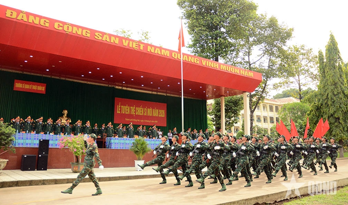 CSM diễu duyệt đội ngũ tại buổi lễ.