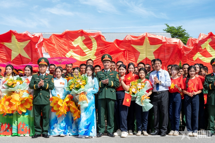 Lãnh đạo Binh chủng Đặc công và UBND tỉnh Khánh Hòa cùng CSM và địa phương kết nghĩa.