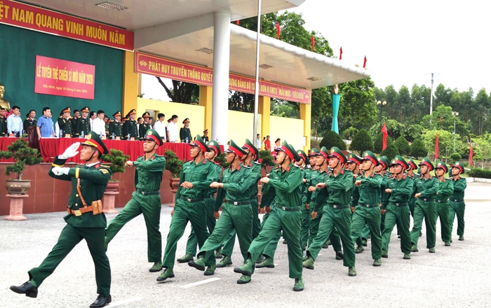 Cán bộ, chiến sĩ Trường bắn TB1 duyệt đội ngũ.