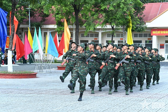 Những bước chân rắn rỏi, đều, dứt khoát tại buổi duyệt đội ngũ thể hiện sự trưởng thành của chiến sĩ sau 3 tháng huấn luyện.