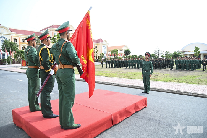 Đại diện CSM đọc 10 lời thề danh dự của quân nhân.