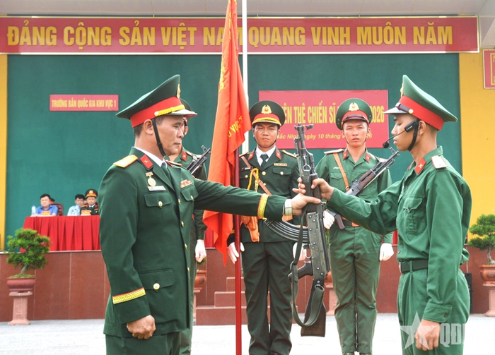 Đại tá Hoàng Công Cán, Chỉ huy trưởng Trường bắn TB1 trao vũ khí cho CSM.