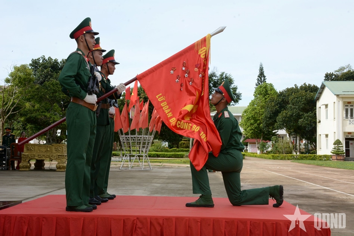 Binh nhì Nguyễn Quốc Việt (Tiểu đoàn 37) đại diện CSM tuyên thệ.
