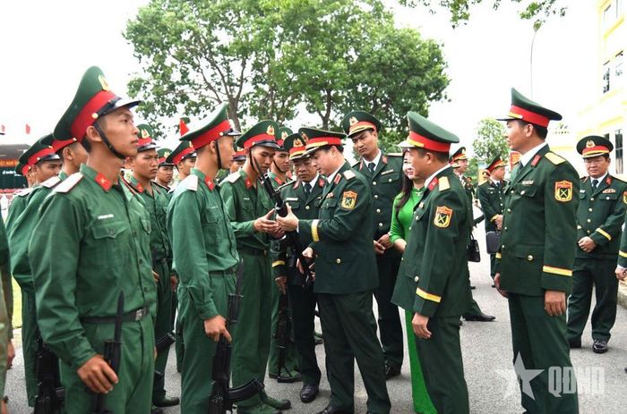 Thiếu tướng Trần Đại Thắng, Bí thư Đảng ủy, Chính ủy Quân đoàn 12 cùng các đại biểu và cán bộ, chiến sĩ Trung đoàn 209.