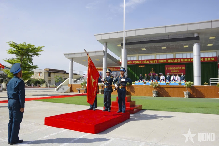 Đại diện CSM đọc 10 lời thề danh dự của quân nhân.