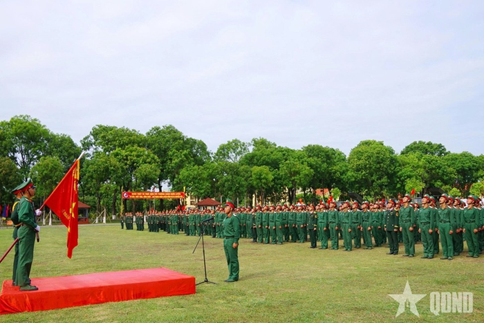 Binh nhì Nguyễn Đức Minh, Trung đội 3, Đại đội 1, Tiểu đoàn 1 đọc 10 lời thề danh dự của quân nhân.