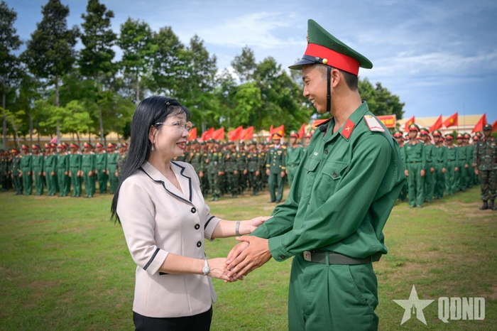Đồng chí Trần Thị Thanh Hương, Phó bí thư Tỉnh ủy, Chủ tịch Ủy ban MTTQ Việt Nam tỉnh An Giang động viên chiến sĩ.