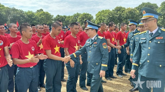 Thiếu tướng Hoàng Văn Lâu, Chủ nhiệm Chính trị Quân chủng Phòng không - Không quân động viên CSM sau Lễ tuyên thệ.
