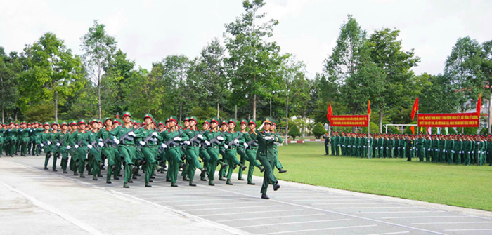 Các khối chiến sĩ mới duyệt đội ngũ tại buổi lễ.