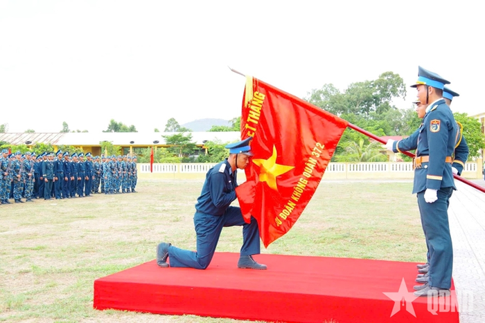 CSM Sư đoàn 372 thực hiện nghi thức tuyên thệ dưới Quân kỳ Quyết thắng.