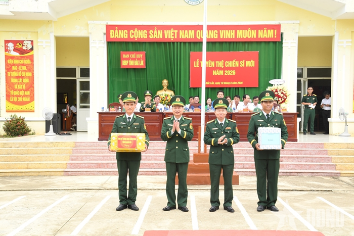 Đại tá Đỗ Quang Thấm và Đại tá Nguyễn Doãn Hòa tặng quà cán bộ, chiến sĩ Tiểu đoàn Huấn luyện - Cơ động.