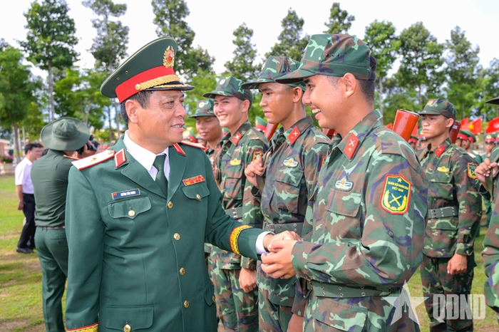 Thiếu tướng Huỳnh Văn Ngon, Phó chính ủy Quân khu 9 động viên chiến sĩ.