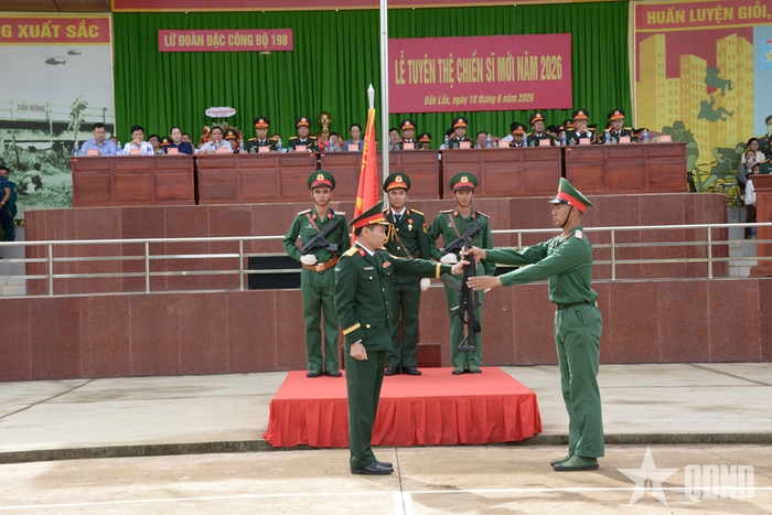 Đại tá Nguyễn Ngọc Lương, Lữ đoàn trưởng Lữ đoàn Đặc công bộ 198 thực hiện nghi thức trao vũ khí trang bị cho chiến sĩ.