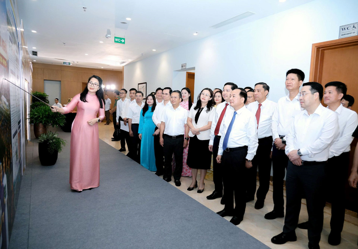 Các đại biểu tham dự hội thảo tham quan trình bày mô hình Xã XHCN thí điểm trên địa bàn tỉnh Lào Cai. Ảnh: PHAN TUẤN 
