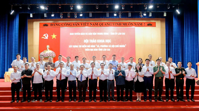 Đồng chí Trịnh Văn Quyết cùng các nhà khoa học, nhà quản lý, lãnh đạo tỉnh Lào Cai chụp ảnh chung tại hội thảo. Ảnh: PHAN TUẤN 