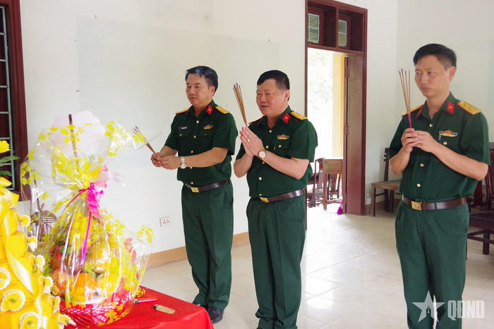Đại tá Trương Như Ý, Phó chính ủy Bộ CHQS tỉnh Quảng Trị (đứng giữa) dâng hương tưởng niệm các liệt sĩ.