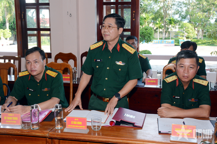 Đại tá Lê Văn Hùng, Phó chủ nhiệm Chính trị Quân đoàn 34 phân tích, làm rõ một số nội dung liên quan tại buổi khảo sát.