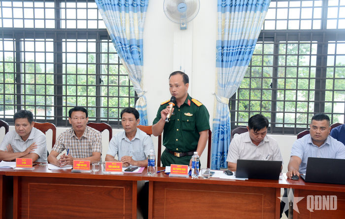 Đại diện Ban CHQS xã Đăk Rơ Wa báo cáo các nội dung liên quan với đoàn khảo sát.