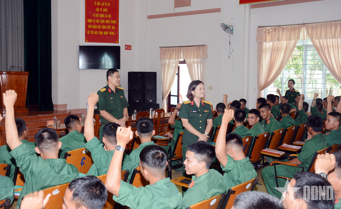 Các thành viên đoàn công tác khảo sát, nắm bắt tâm tư, nguyện vọng của chiến sĩ Trung đoàn 28 về vấn đề việc làm sau khi xuất ngũ.