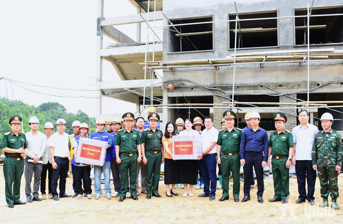 Thượng tướng Trương Thiên Tô kiểm tra, động viên, tặng quà các lực lượng tham gia xây dựng Trường phổ thông nội trú Tiểu học và Trung học cơ sở Trà Lĩnh. 