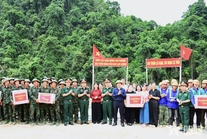  Thượng tướng Trương Thiên Tô động viên, tặng quà các lực lượng tham gia xây dựng Trường phổ thông nội trú Tiểu học và Trung học cơ sở Quang Hán. 