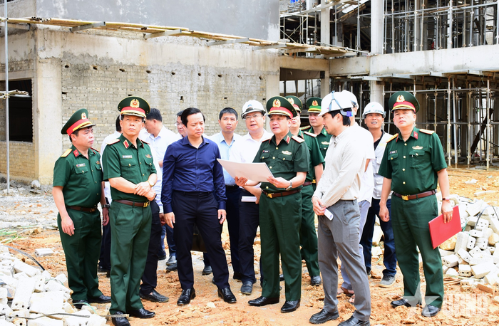 Thượng tướng Trương Thiên Tô nắm tình hình xây dựng Trường phổ thông nội trú Tiểu học và Trung học cơ sở Trà Lĩnh. 
