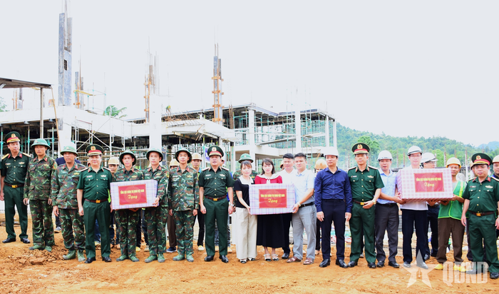 Thượng tướng Trương Thiên Tô kiểm tra, động viên, tặng quà các lực lượng tham gia xây dựng Trường phổ thông nội trú Tiểu học và Trung học cơ sở Quang Trung. 