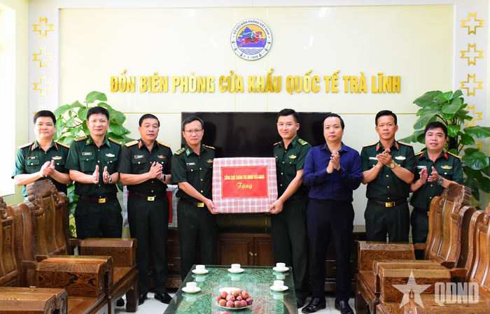 Thượng tướng Trương Thiên Tô thăm, tặng quà Đồn Biên phòng cửa khẩu quốc tế Trà Lĩnh. 
