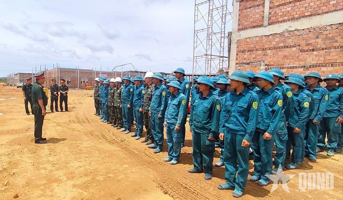 Đại tá Nguyễn Xuân Sơn, Phó chính ủy Bộ CHQS tỉnh Gia Lai kiểm tra, nắm tình hình tại xã Ia Mơ.