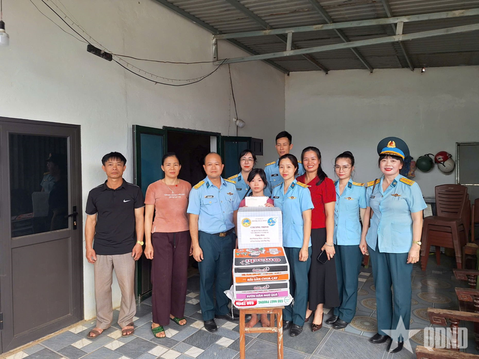 Đại diện Phòng Chính trị và Hội Phụ nữ Lữ đoàn Công binh 28 trao quà hỗ trợ các học sinh có hoàn cảnh đặc biệt khó khăn. 