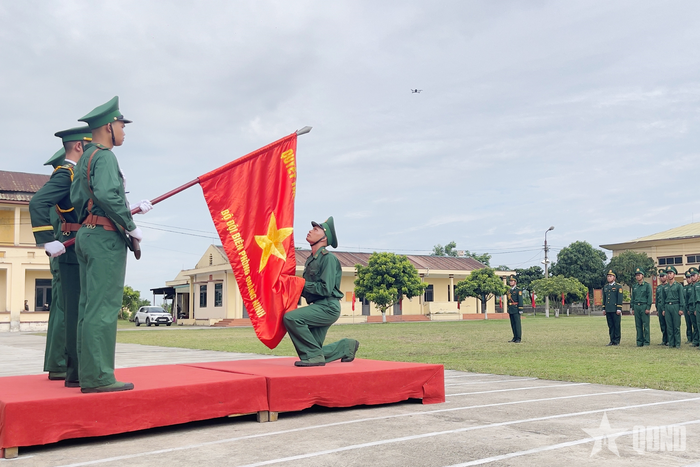Đại diện chiến sĩ mới thực hiện nghi thức của buổi lễ tuyên thệ.