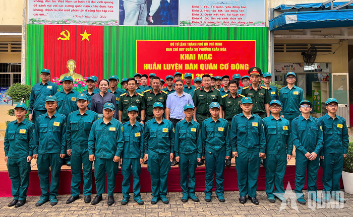 Đại biểu và chiến sĩ dân quân cơ động phường dự khai mạc huấn luyện. 
