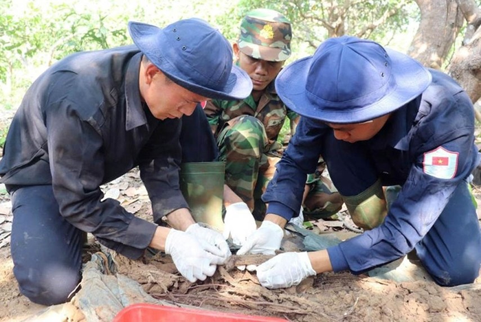 Các thành viên Đội K72 tìm kiếm hài cốt liệt sĩ tại tỉnh Kratie, Vương quốc Campuchia. Ảnh: Đơn vị cung cấp
