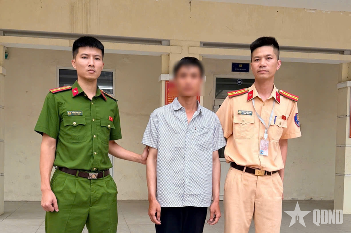  Hội đồng sát hạch lái xe bàn giao thí sinh cho Công an xã Phúc Thịnh để tiếp tục điều tra, xử lý theo quy định. 
