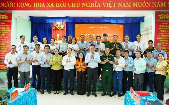 Đoàn công tác TP Đà Nẵng chụp ảnh lưu niệm cùng Ban Thường vụ Đảng ủy xã Tân Hiệp.