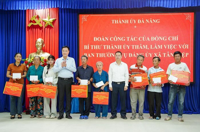 Lãnh đạo thành phố Đà Nẵng tặng quà các gia đình người có công trên địa bàn xã đảo Tân Hiệp.