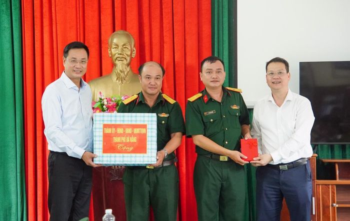 Bí thư Thành ủy Đà Nẵng Lê Ngọc Quang và Chủ tịch UBND thành phố Nguyễn Mạnh Hùng tặng quà Tiểu đoàn Hỗn hợp 70. Ảnh: M.Q