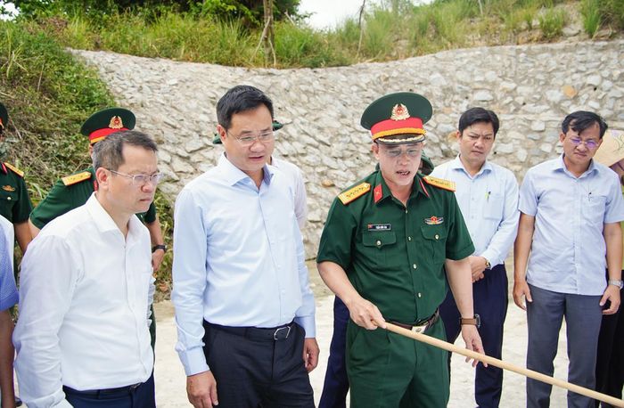 Bí thư Thành ủy Đà Nẵng Lê Ngọc Quang và Chủ tịch UBND thành phố Nguyễn Mạnh Hùngkiểm tra công tác sẵn sàng chiến đấu tại xã đảo Tân Hiệp. Ảnh: M.Q
