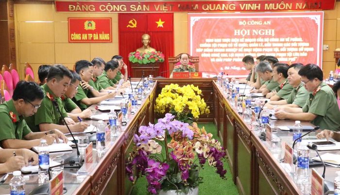 Thiếu tướng Nguyễn Hữu Hợp - Giám đốc Công an TP chủ trì tại điểm cầu Đà Nẵng.