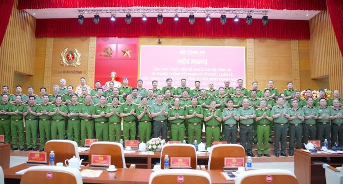Các đại biểu dự hội nghị chụp ảnh lưu niệm.