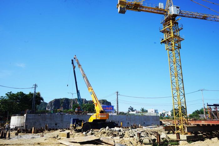 Thi công công trình cầu Biện (phường Ngũ Hành Sơn) được đầu tư từ nguồn vốn đầu tư công.