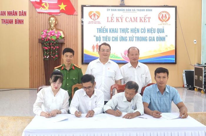 UBND xã Thạnh Bình tổ chức cho 22 thôn ký cam kết.