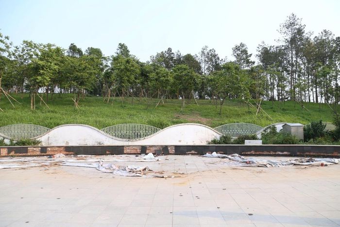 Nhiều hạng mục tại phố đi bộ Vinh nhếch nhác, xuống cấp.