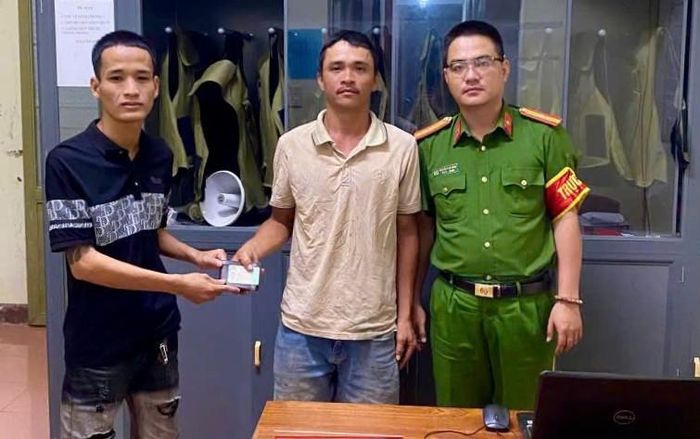 Anh Dương trao trả tài sản nhặt được cho anh Song.