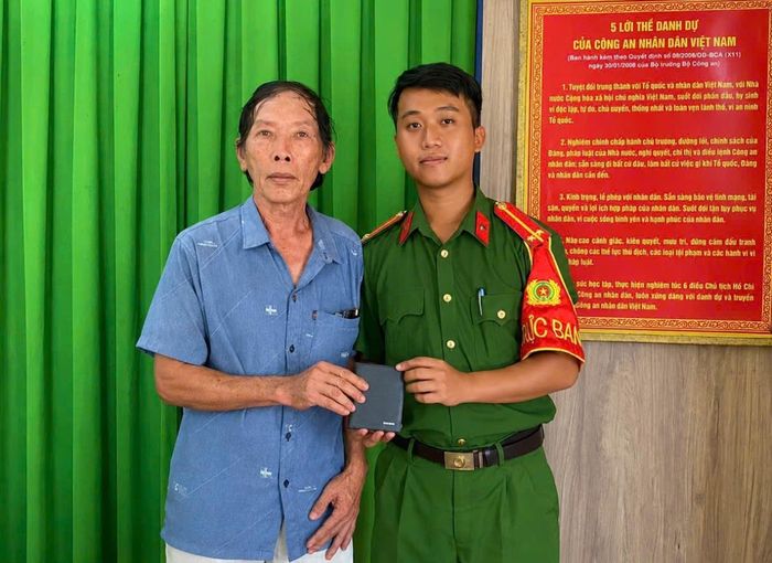 Ông Công giao nộp chiếc ví nhặt được cho Công an phường Điện Bàn.