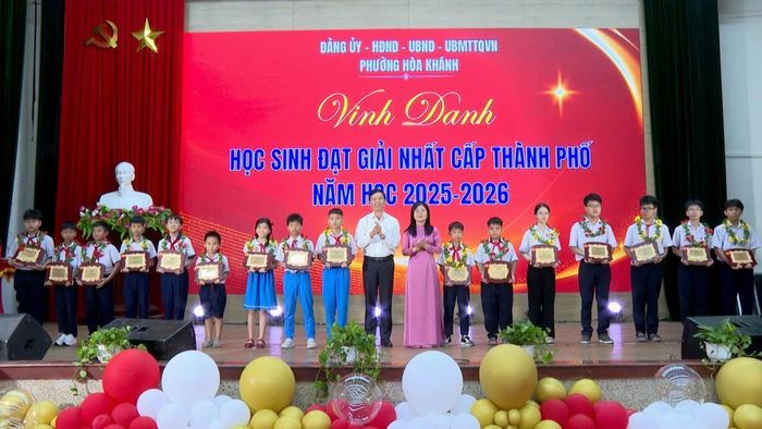 Lãnh đạo phường Hòa Khánh khen thưởng các em học sinh tiêu biểu, xuất sắc năm học 2025-2026.