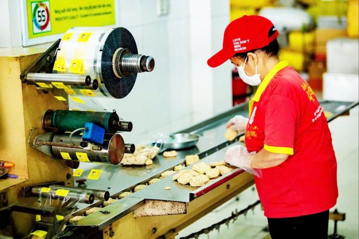 Một công đoạn sản xuất của Cơ sở Bánh khô mè Bà Liễu Mẹ (phường Cẩm Lệ, TP Đà Nẵng).