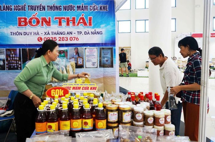 Người dân tìm mua các sản phẩm do doanh nghiệp Đà Nẵng sản xuất tại Hội chợ Hàng Việt Đà Nẵng - Tôn vinh sản phẩm OCOP năm 2026.